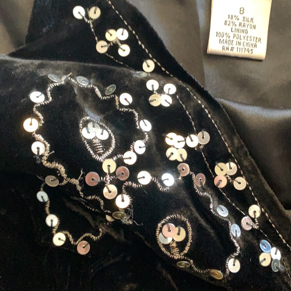 WD.NY size 8 silkblend black velvet embroidered cami top in excellent condition - Picture 6 of 7